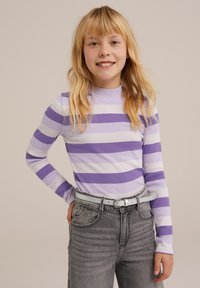 Lila és fehér csíkos hosszú ujjú ing bordás textúrával, szürke, magas derekú farmernadrággal és világosszürke övvel párosítva.