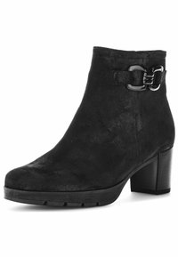 Bottine en daim noir avec un talon large, dotée d'un détail de boucle et d'une texture lisse. Le design est épuré avec un bout arrondi.