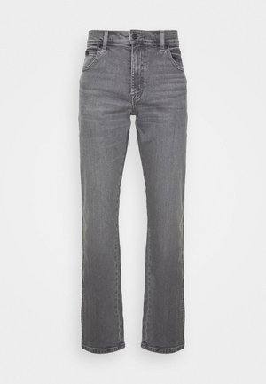 Jeans de mezclilla gris con corte recto, bolsillos frontales y cierre de botón. Presentan un ligero desvanecimiento y sin logotipos ni adornos visibles.