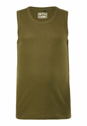 Ärmelloses, olivgrünes, geripptes Tanktop mit rundem Ausschnitt und Markenlabel "STHUGE" im Krageninneren.