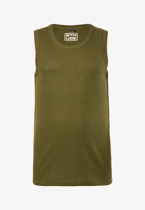 Mouwloos olijfgroen geribd tanktop met ronde halslijn en merklapje "STHUGE" aan de binnenkant van de kraag.