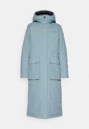Cappotto di mezza lunghezza impermeabile di colore azzurro, con cappuccio, due grandi tasche frontali e foderato in nero. Presenta una marchiatura minima.