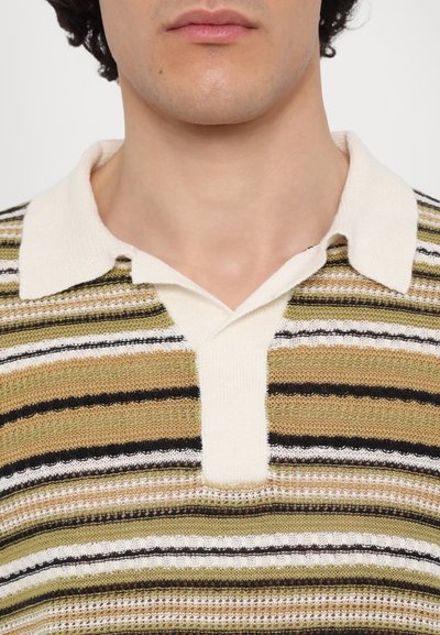 Polo shirt a righe lavorato a maglia con colletto crema. Presenta bande alternate di verde oliva, bianco e nero. Design con apertura a placket.