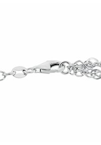 Catena di metallo argentato con anelli ovali e chiusura a gancio. Presenta una finitura testurizzata con motivi intrecciati e accenti lucidi.