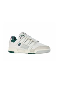 Sneakers bianchi con accenti verdi e viola, pannelli testurizzati e sei occhielli per i lacci. Presentano suola in gomma e logo K-Swiss sul lato.
