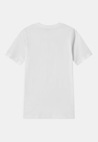 Camiseta blanca de manga corta, hecha de algodón suave. Diseño simple, sin patrones ni acentos, con un cuello redondo clásico.