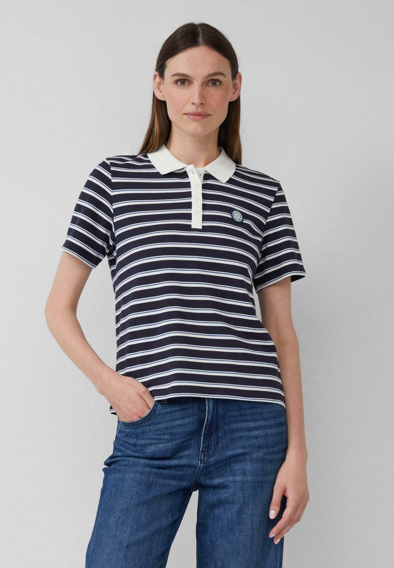 Marineblauwe en witte gestreepte polo met een witte kraag, korte mouwen en een rond logo op de linkerborst. Zachte stof met een klassieke pasvorm.