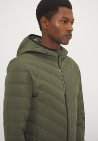 EA7 Emporio Armani TRAIN PREMIUM  JACKET - Jakna ispunjena paperjem - verde scuro