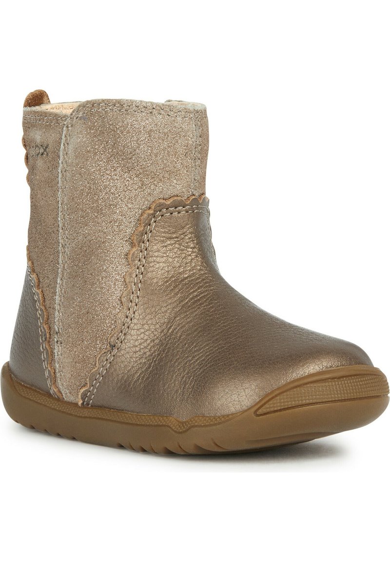 Metallisch bronzefarbene Knöchelstiefel für Kinder aus strukturiertem Leder, mit gewelltem Besatz, glitzernden Wildlederpaneelen und brauner Gummisohle.