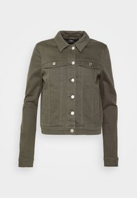 Olivgrön denimjacka med krage, framknäppning och två bröstfickor. Har långa ärmar och en figursydd design.