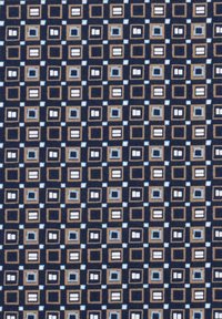 Dunkelblauer Stoff mit einem geometrischen Muster aus Quadraten in Braun, Hellblau und Weiß, das abwechselnd aus einfarbigen und gestreiften Formen besteht.