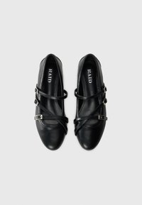 Scarpe Mary Jane in pelle nera con punte arrotondate e tre sottili cinghie incrociate con fibbie in argento, marchiate RAID all'interno.