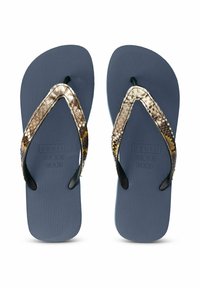 Des tongs avec une semelle en caoutchouc bleu texturé et des brides métalliques dorées à motif serpent pour un détail supplémentaire. Design plat, adapté pour un port décontracté.