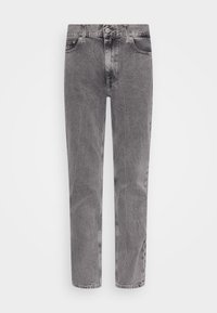 Vaqueros de mezclilla gris con un diseño de pierna recta, bolsillos frontales y detalles de costura visibles. El material tiene una textura desgastada y envejecida.