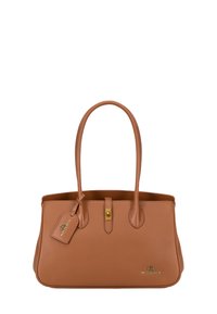 Sac fourre-tout en cuir brun avec une texture lisse, des accessoires en or et une étiquette. Dispose de deux longues poignées et d'une forme rectangulaire structurée.