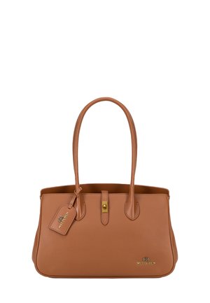 Borsa tote in pelle marrone con texture liscia, hardware dorato e un'etichetta. Presenta due manici lunghi e una forma rettangolare strutturata.