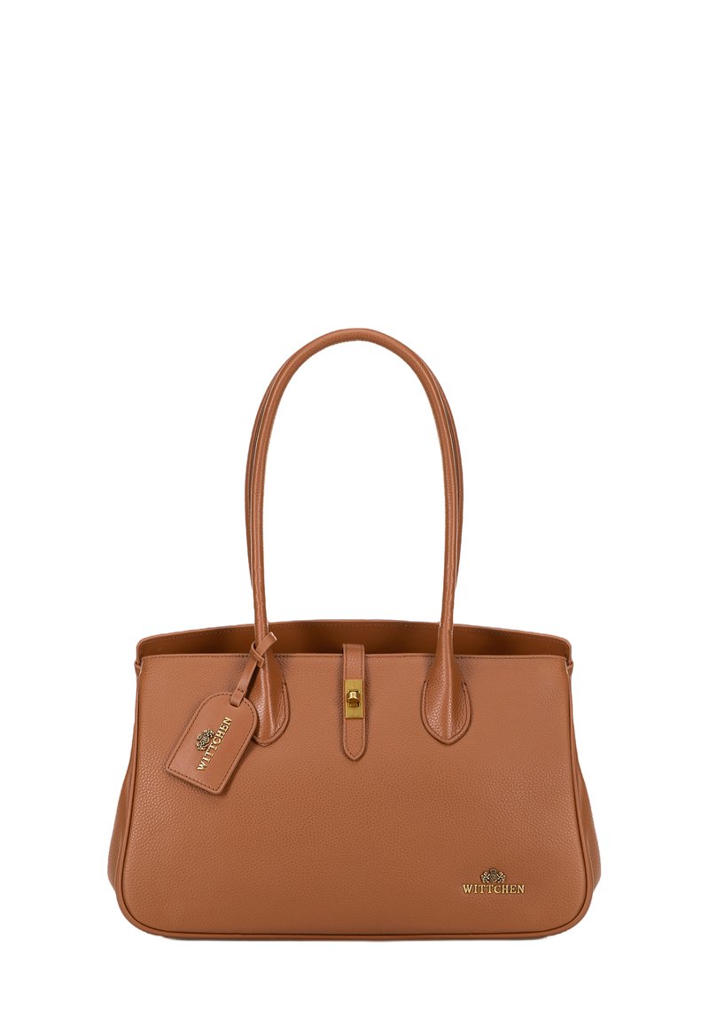 Sac fourre-tout en cuir brun avec une texture lisse, des accessoires en or et une étiquette. Dispose de deux longues poignées et d'une forme rectangulaire structurée.