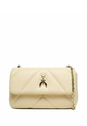 Piccola borsa a tracolla trapuntata in pelle beige con tracolla a catena dorata e chiusura dorata a forma di insetto sulla patta frontale.