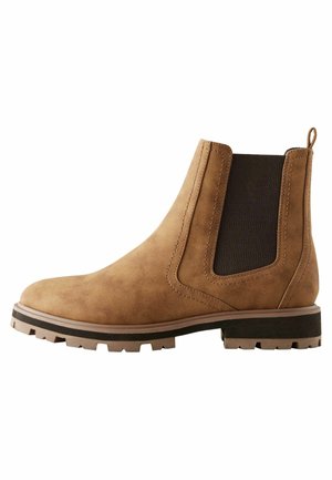 Bottines Chelsea en daim marron avec des panneaux latéraux élastiques, une languette de traction et une semelle en caoutchouc robuste avec un motif de bande de roulement.
