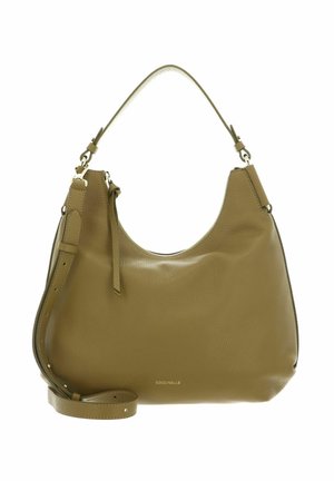 Sac bandoulière en cuir vert olive avec sangle réglable, poignée supérieure courbée et petit logo doré "Coccinelle" au centre avant.