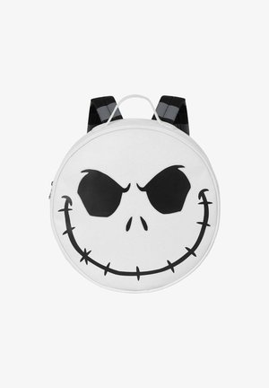 Mochila redonda blanca con un diseño de la cara de Jack Skellington en negro, con una gran sonrisa y detalles en negro. Tirantes a rayas. Cierre con cremallera.