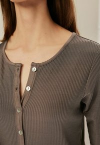 Next SHORT SLEEVE PREMIUM HENLEY  REGULAR FIT - Lihtne T-särk - mink brown