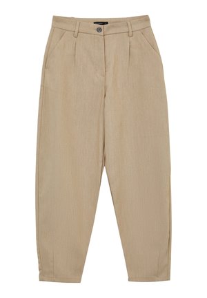 Pantaloni tapered beige chiaro con una finitura testurizzata, fronte plissettato, passanti per cintura e chiusura a un bottone. Tessuto liscio e design classico.
