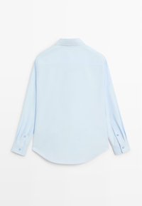 Hellblaues langärmliges Hemd aus glattem Stoff. Verfügt über einen Button-Down-Kragen, abgerundeten Saum und geknöpfte Manschetten. Rückansicht gezeigt.