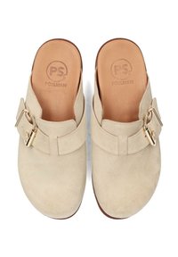 Zoccoli in suede beige con una ampia fascia e una fibbia color oro. Soletta in pelle naturale e suola esterna liscia. Design della punta arrotondata.