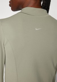 Nike Performance ZENVY - Chaqueta de entrenamiento - light army/white