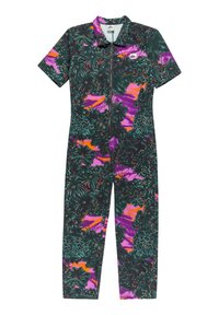 Kortermet jumpsuit i svart med livlig tropisk trykk som har grønn løvverk og rosa-oransje detaljer; frontlås med glidelås.