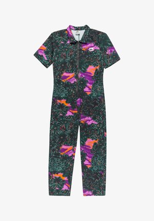 Kratki kombinezon s kratkim rukavima u crnoj boji s vibrantnim tropskim uzorkom koji uključuje zelenu vegetaciju i ružičasto-narančaste akcentre; zatvaranje na prednjem dijelu s patentnim zatvaračem.