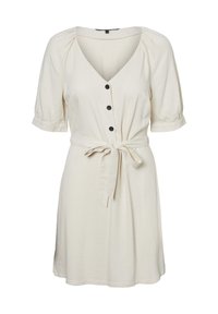 Vestido crema abotonado con escote en V, mangas cortas abullonadas, cinturilla con lazo y botones negros en la parte delantera. Tejido suave con una textura sutil.