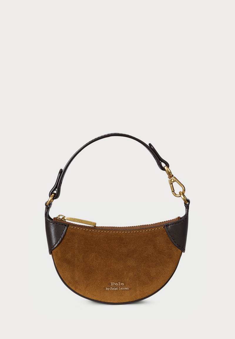 Bolsa de mão em camurça e pele castanha com formato de meia-lua, com acessórios em dourado e um fecho superior. Apresenta uma alça curta em pele preta.