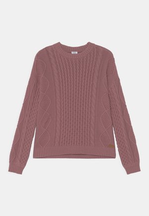 Jersey de punto malva con patrones de trenza y rombos, mangas largas, puños acanalados y escote redondo, extendido sobre un fondo blanco.