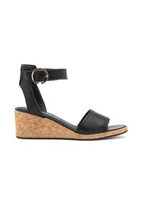 Czarne skórzane sandały na koturnie z regulowanym paskiem w kostkę z złotym okuciem, teksturowanym koturnem wykończonym jutą oraz otwartym czubkiem.