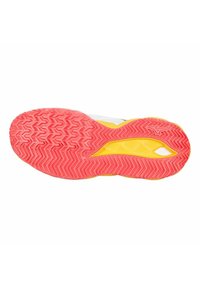 Sole di scarpa da corsa con battistrada rosso e giallo, caratterizzata da un motivo a zigzag e da un design intagliato vicino all'arco.