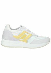 Sorte og grå sneakers med et gult og lyseblåt design, glat læder og ruskindsmaterialer, snørebåndslukning, tyk hvid sål.