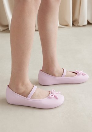 Crocs BROOKLYN BOW FLAT - Ballerina's met enkelbandjes - ballerina pink