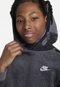 Nike Sportswear K CLB FLC HBR PO HD WASH AOP - Jersey con capucha - black/ iron grey /white