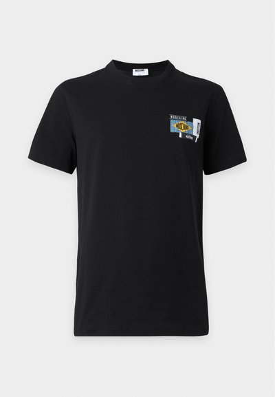 Μαύρο T-shirt με κοντά μανίκια και στρογγυλή λαιμόκοψη με μικρά πολύχρωμα λογότυπα Moschino στο αριστερό στήθος.