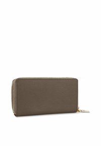 Portafoglio in pelle marrone con superficie texturizzata, forma rettangolare, chiusura a zip e accessorio in metallo dorato.