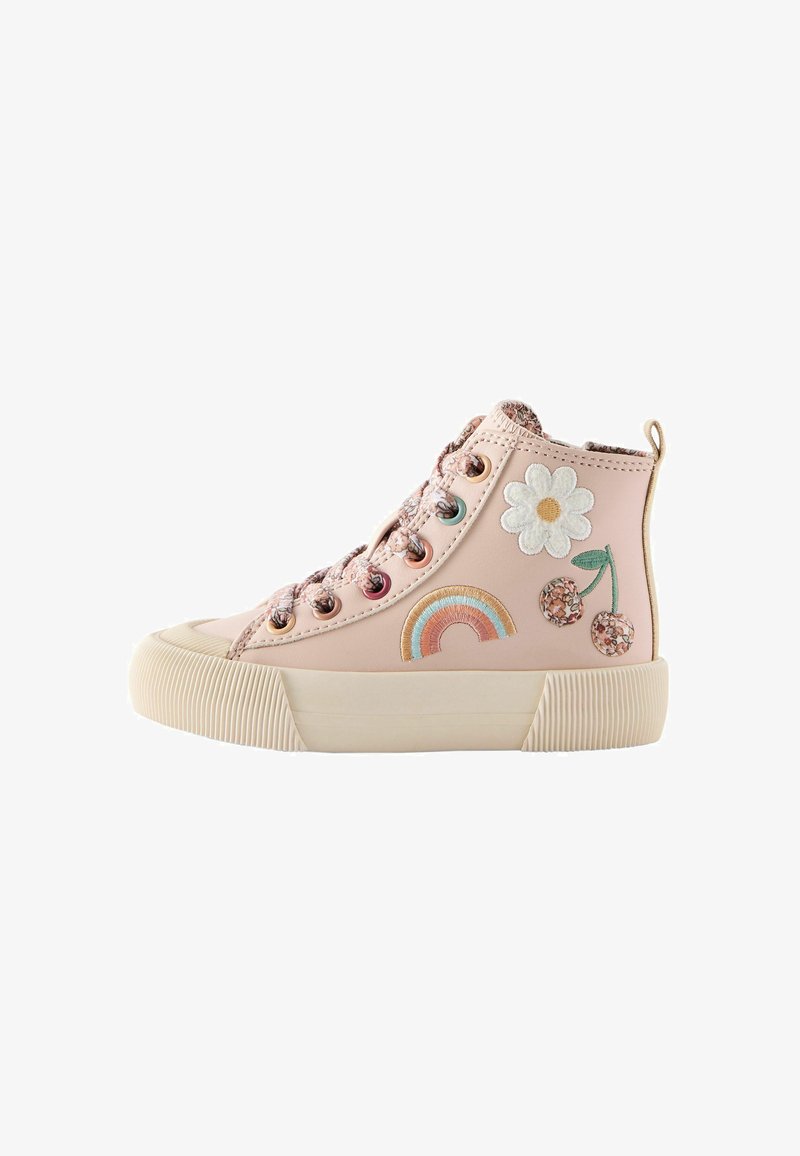 Sneaker alte in pelle sintetica rosa, con ricami floreali e arcobaleno, punta tonda, suola in gomma testurizzata e lacci decorativi.