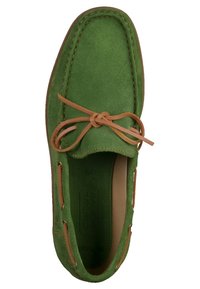 Bateau en suede vert avec un lacet en cuir marron, bout arrondi, détails cousus et découpes sur les côtés pour la ventilation.