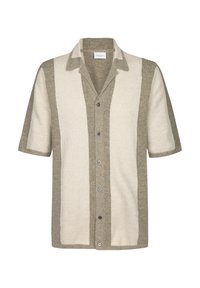 Camicia a maniche corte con un design a righe color sabbia e crema, con un colletto e una chiusura frontale a bottoni, realizzata in un tessuto intrecciato e testurizzato.