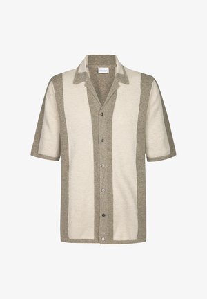Camisa de manga corta con un diseño a rayas en tonos beige y crema, con cuello y botón en la parte delantera, hecha de una tela texturizada tejida.