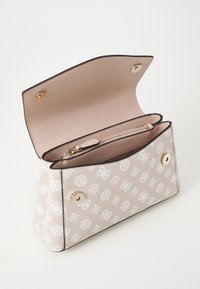 Borsa in pelle rosa chiaro con motivi in rilievo bianchi, accessori in oro, apertura superiore, e un ampio interno che include una tasca con zip.