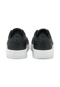 Svarta sneakers med övre i texturerat läder, baklogotyp, vit gummisula och vadderad krage för komfort. Distinkt design med en smidig profil.