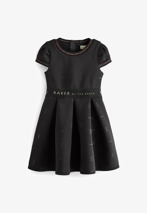 Sort kortærmet pigekjole med diskrete prægede mønstre, rund halsudskæring og taljebånd med teksten "Baker by Ted Baker."