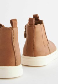 Next CHELSEA BOOTS WITH ZIP FASTENING WIDE FIT G - Lær-at-gå-sko - tan brown